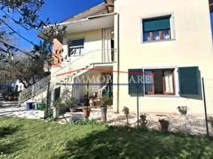Immagine 1 di Casa bifamiliare in vendita  a Massa
