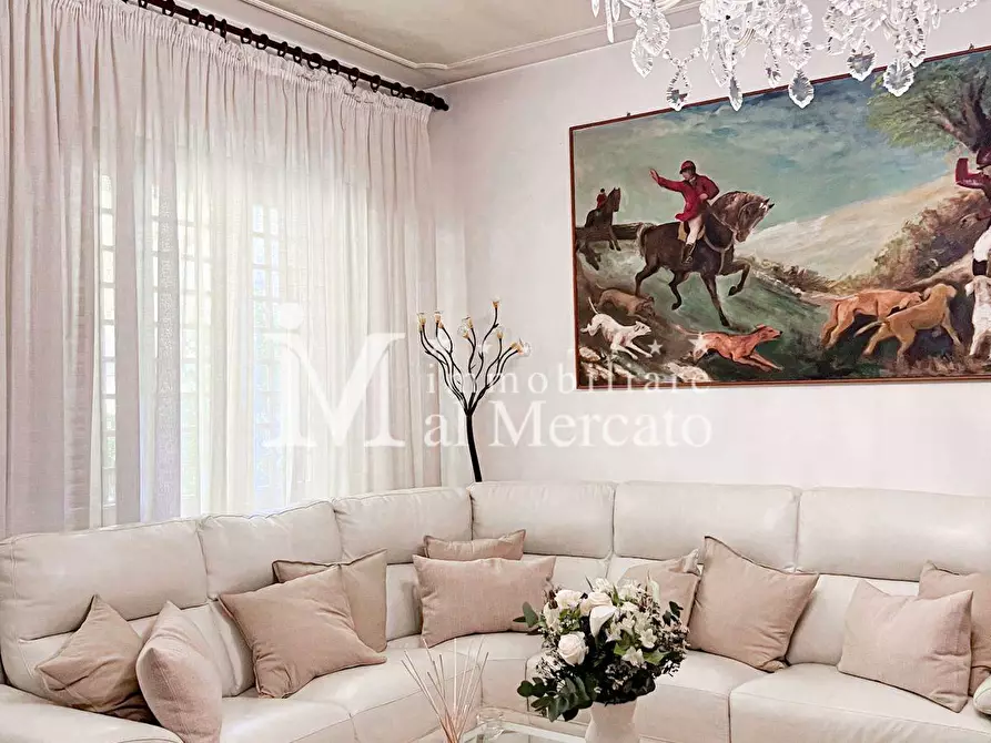 Immagine 26 di Villa in vendita  a Viareggio