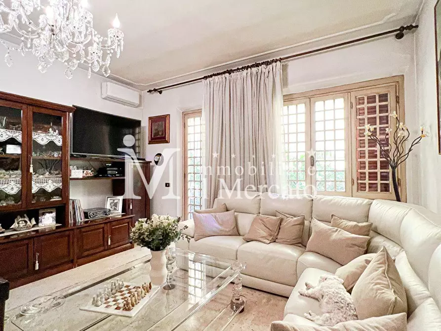 Immagine 20 di Villa in vendita  a Viareggio