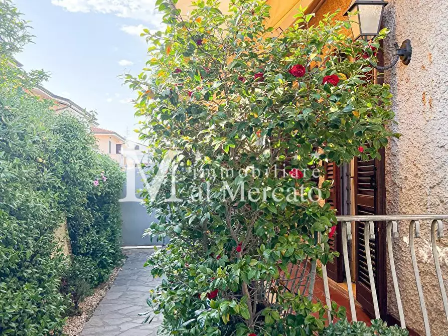 Immagine 7 di Villa in vendita  a Viareggio