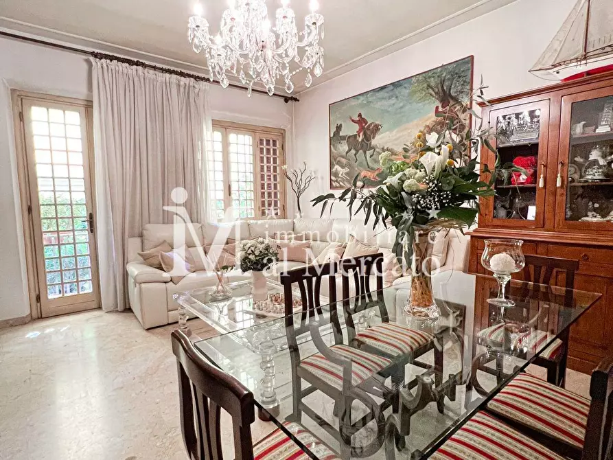 Immagine 1 di Villa in vendita  a Viareggio