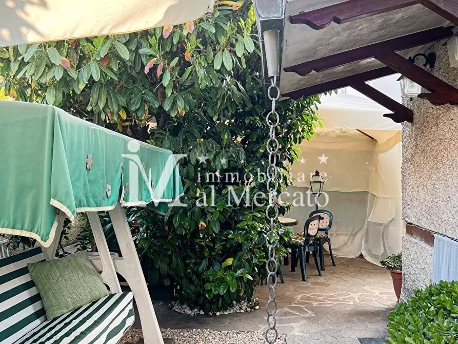 Immagine 3 di Villa in vendita  a Viareggio