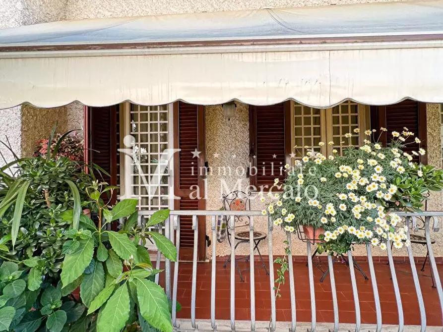Immagine 2 di Villa in vendita  a Viareggio