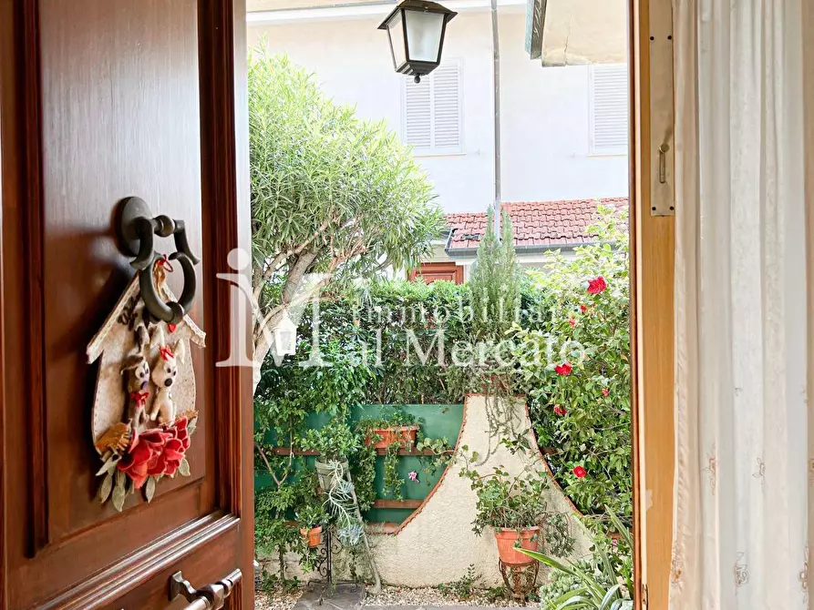 Immagine 27 di Villa in vendita  a Viareggio