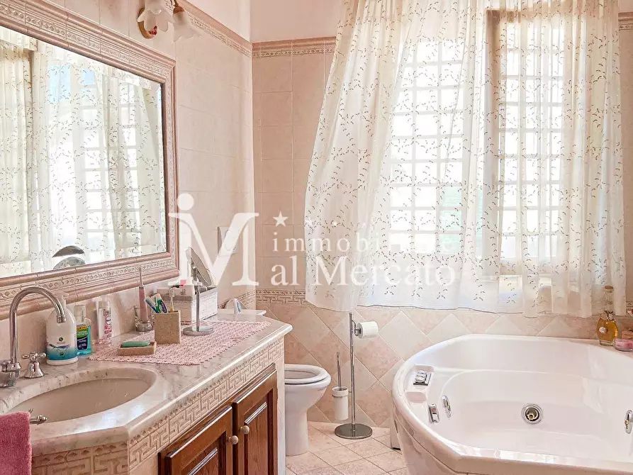 Immagine 15 di Villa in vendita  a Viareggio