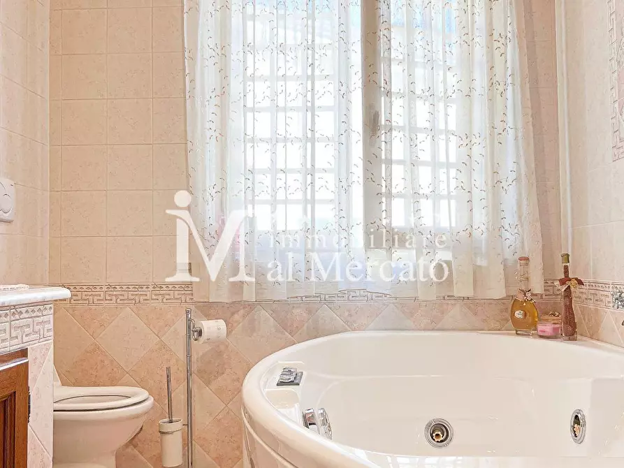 Immagine 14 di Villa in vendita  a Viareggio