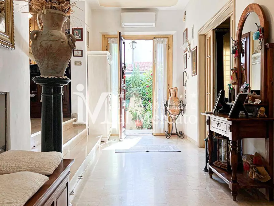 Immagine 28 di Villa in vendita  a Viareggio