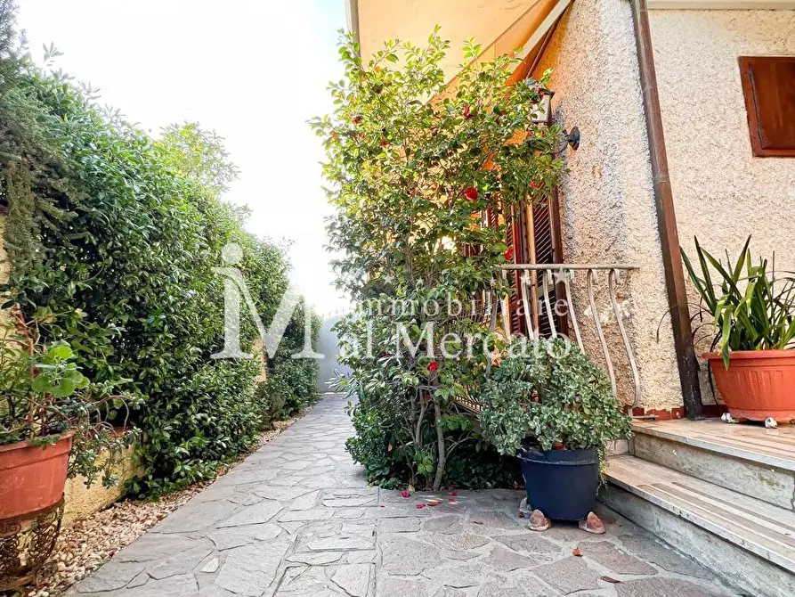 Immagine 4 di Villa in vendita  a Viareggio