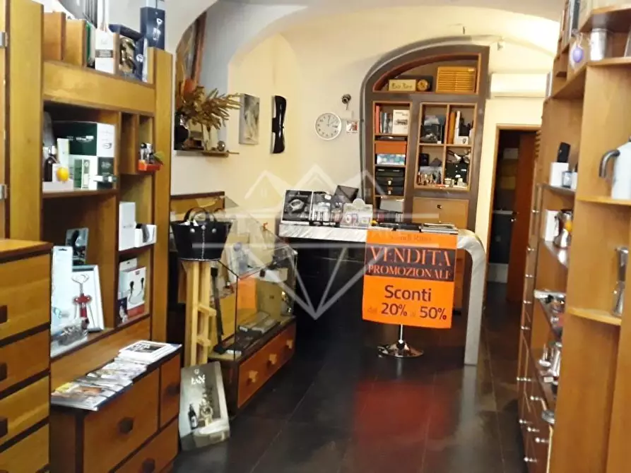 Immagine 12 di Locale commerciale in vendita  a Sarzana