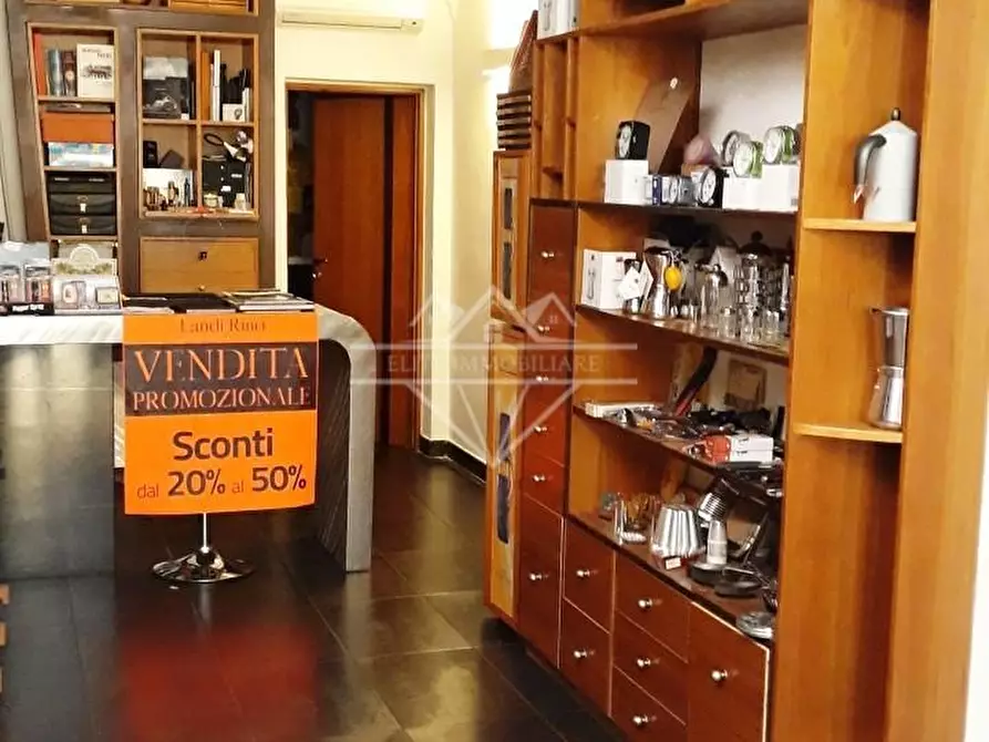 Immagine 11 di Locale commerciale in vendita  a Sarzana