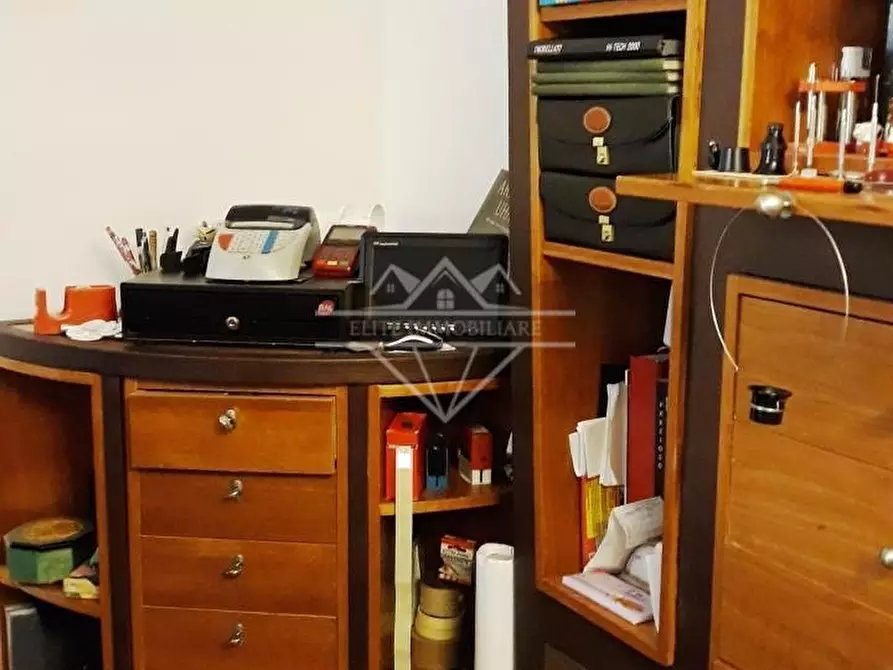 Immagine 10 di Locale commerciale in vendita  a Sarzana