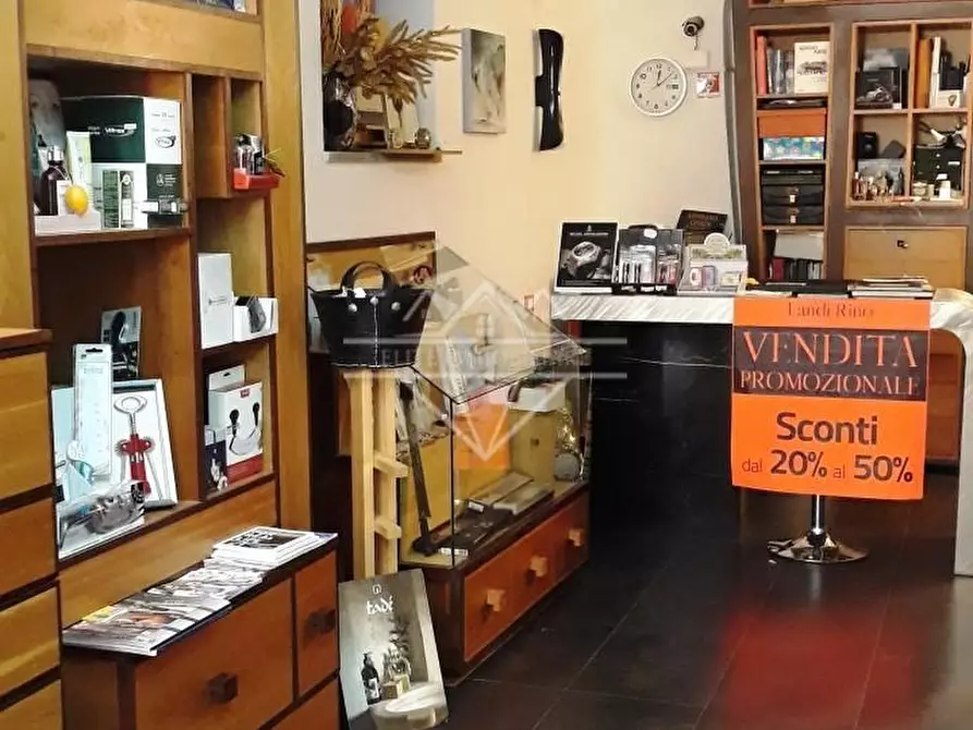 Immagine 8 di Locale commerciale in vendita  a Sarzana