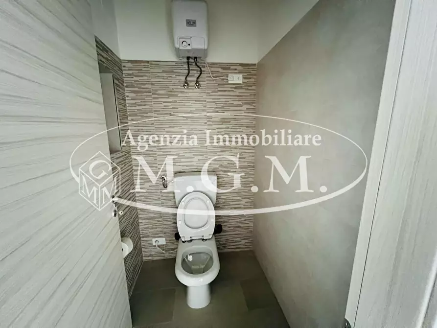 Immagine 7 di Locale commerciale in affitto  a Santa Maria A Monte