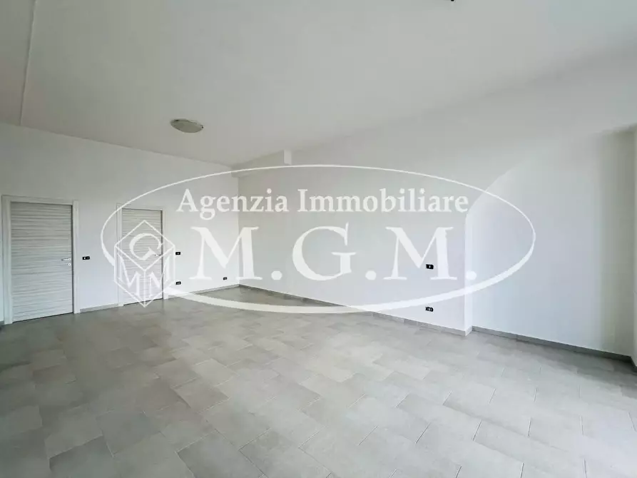 Immagine 3 di Locale commerciale in affitto  a Santa Maria A Monte