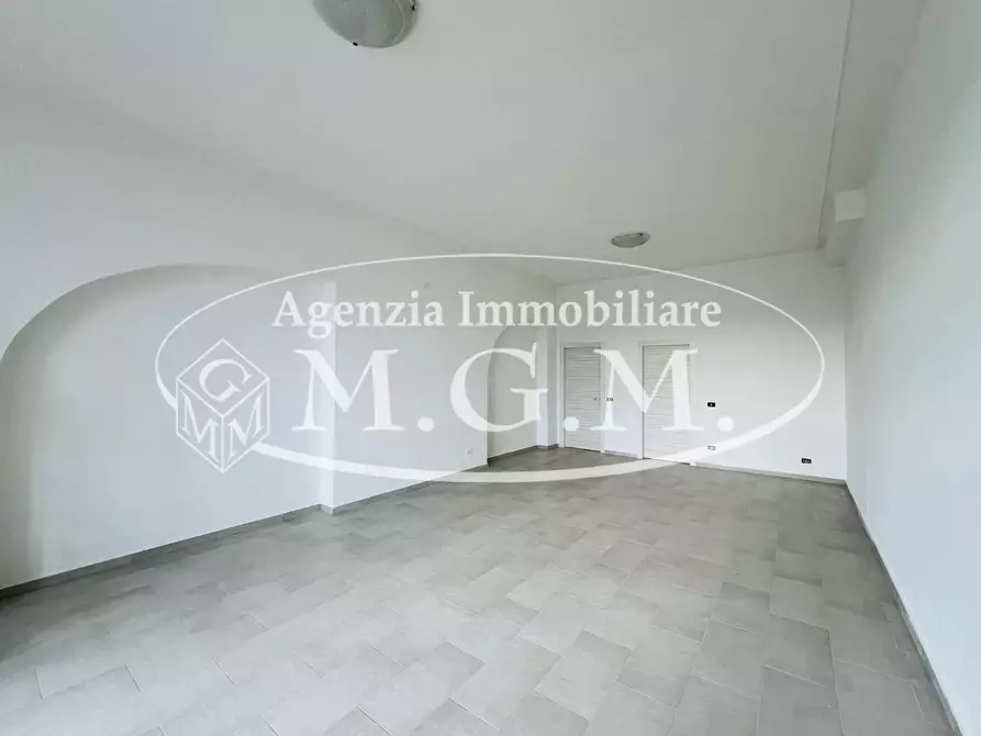 Immagine 2 di Locale commerciale in affitto  a Santa Maria A Monte