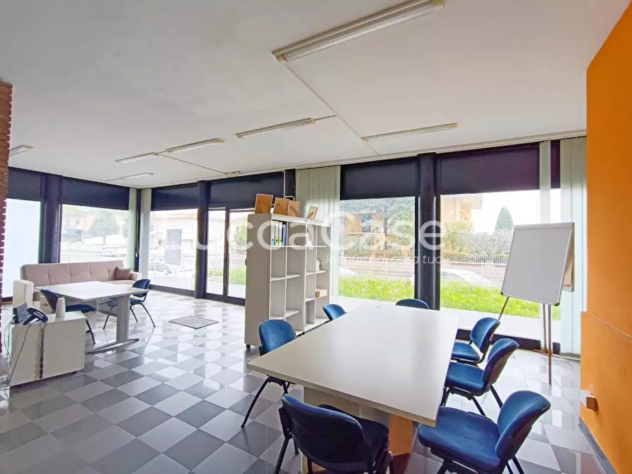 Immagine 10 di Ufficio in affitto  a Porcari