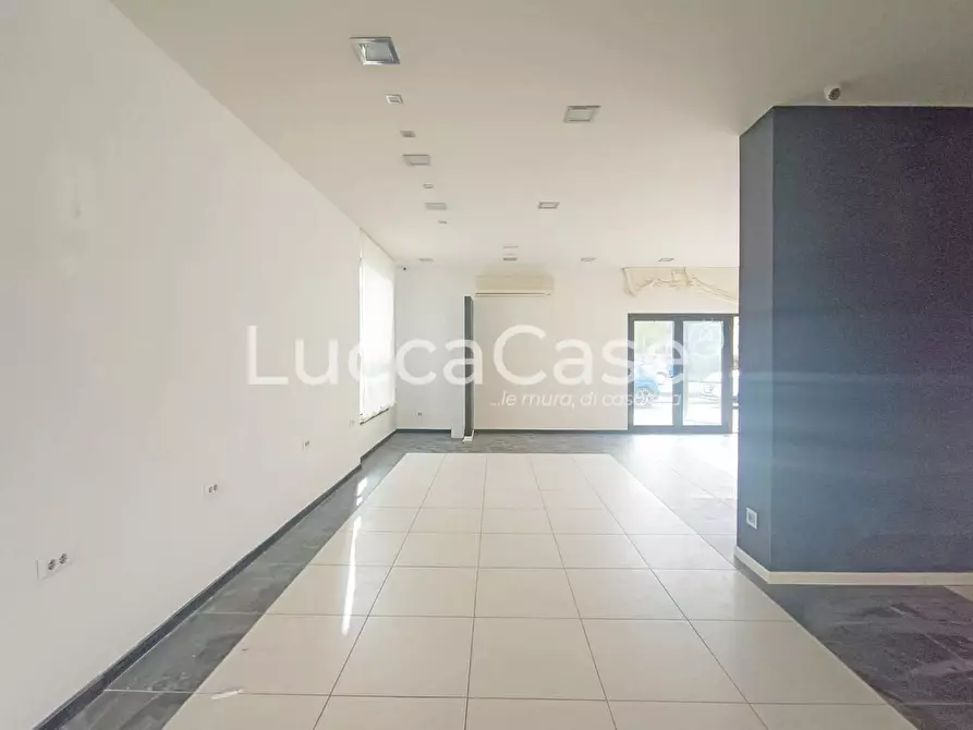 Immagine 8 di Laboratorio in affitto  a Capannori