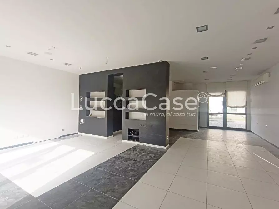 Immagine 1 di Laboratorio in affitto  a Capannori