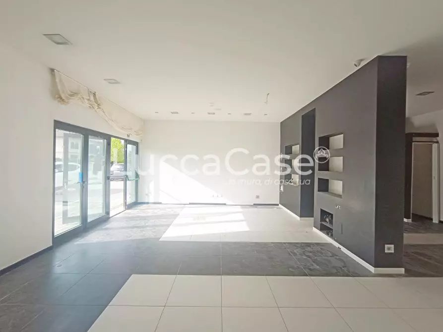 Immagine 2 di Laboratorio in affitto  a Capannori