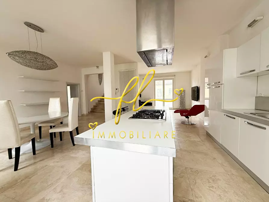 Immagine 2 di Villa in vendita  a Cecina