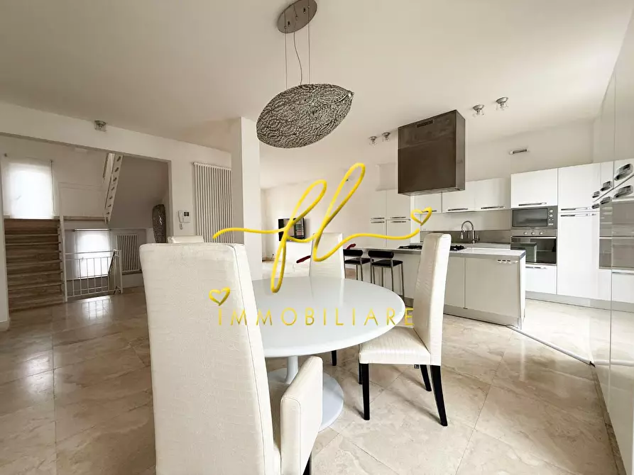 Immagine 1 di Villa in vendita  a Cecina