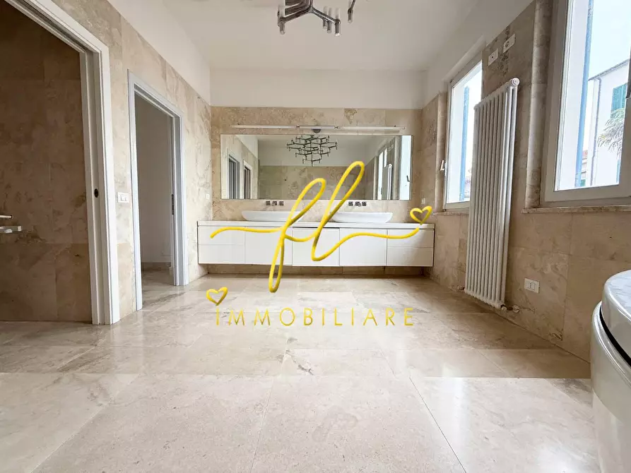 Immagine 17 di Villa in vendita  a Cecina