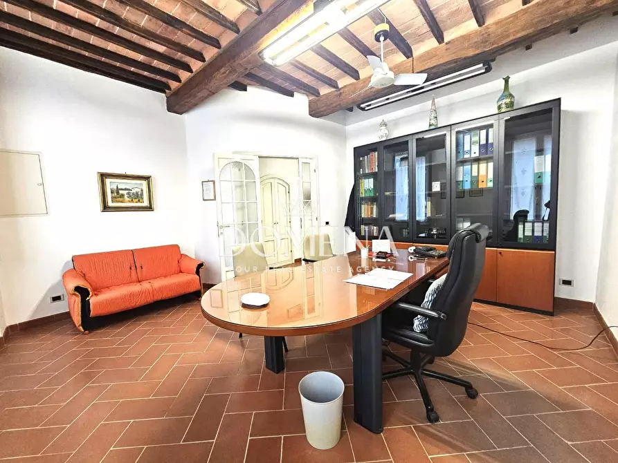 Immagine 46 di Appartamento in vendita  a Siena