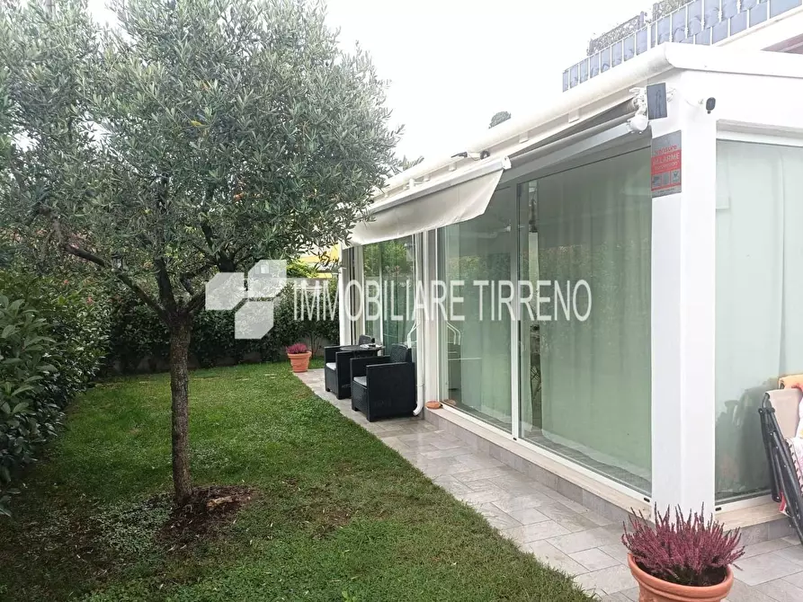 Immagine 7 di Villa in vendita  a Massa