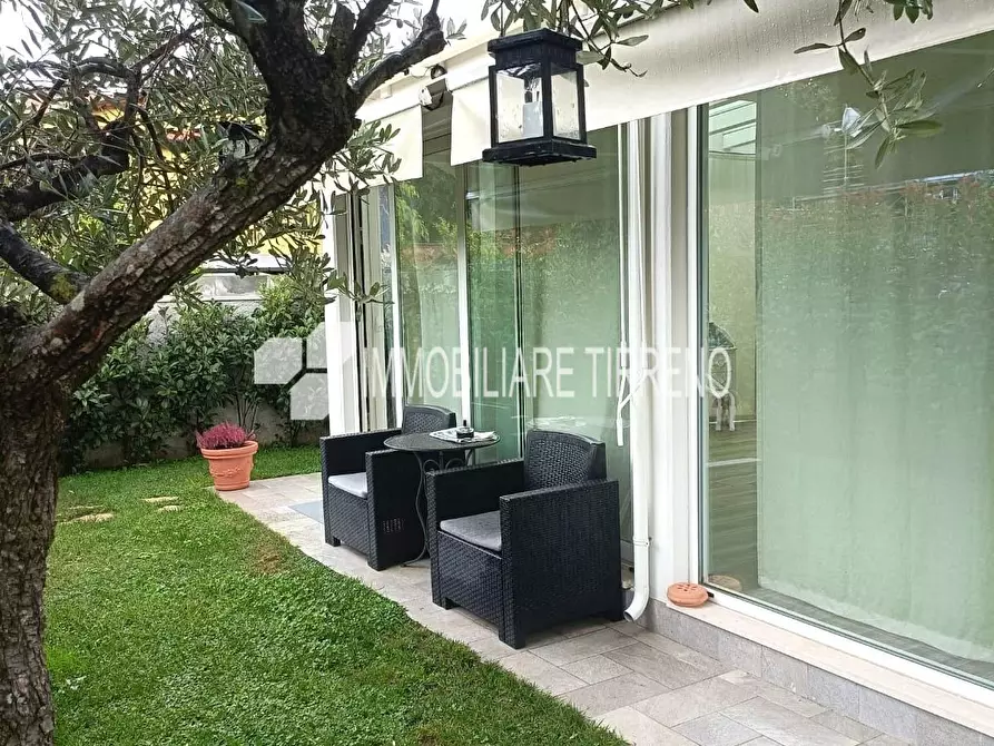 Immagine 8 di Villa in vendita  a Massa