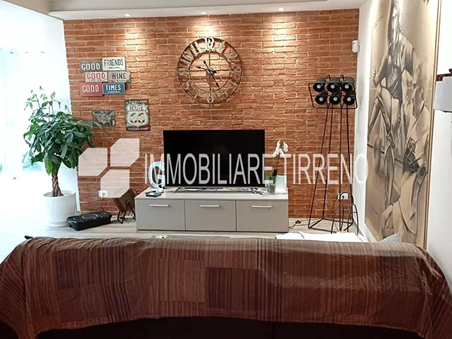 Immagine 4 di Villa in vendita  a Massa