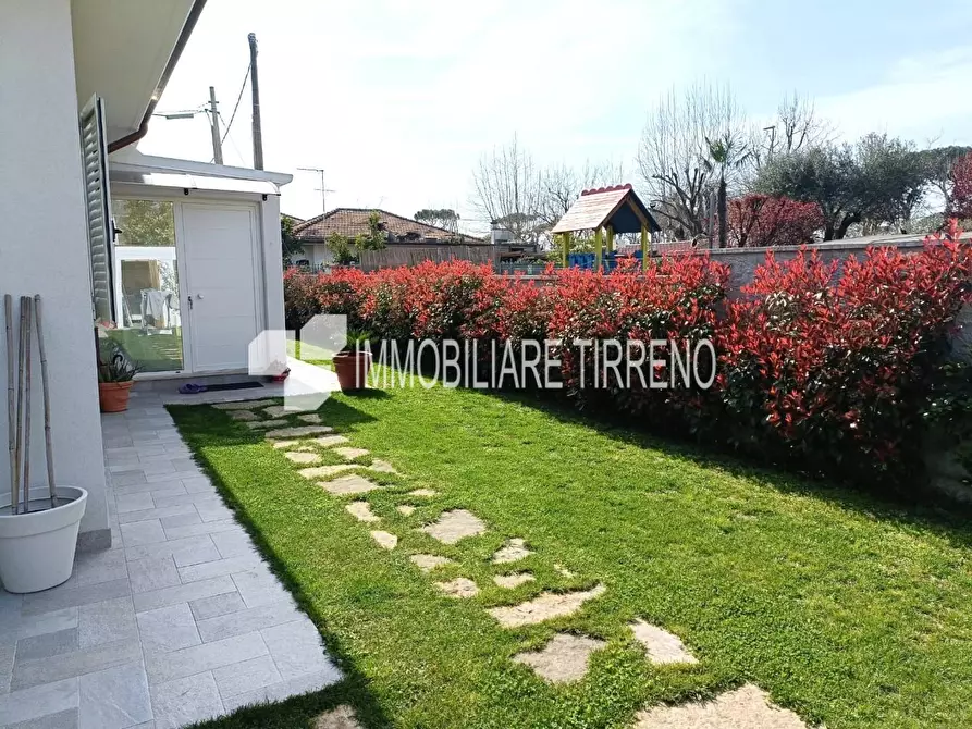 Immagine 9 di Villa in vendita  a Massa