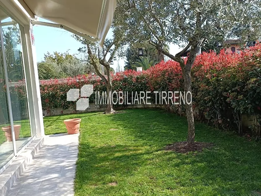 Immagine 10 di Villa in vendita  a Massa