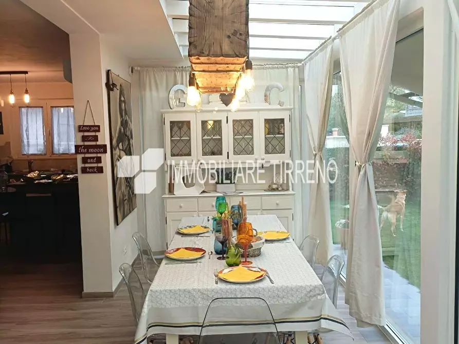 Immagine 2 di Villa in vendita  a Massa