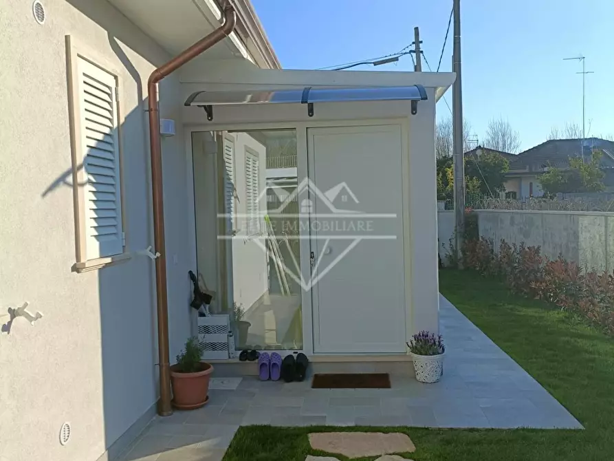 Immagine 28 di Villa in vendita  a Massa