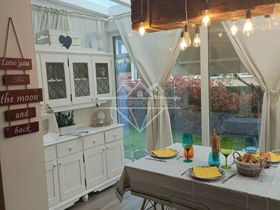 Immagine 16 di Villa in vendita  a Massa