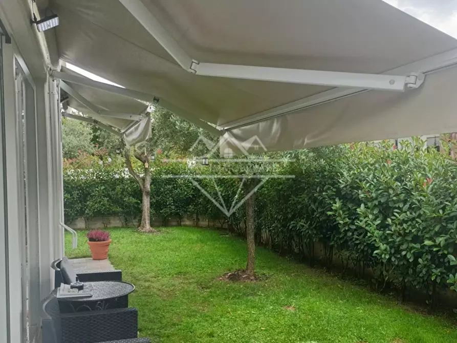 Immagine 12 di Villa in vendita  a Massa