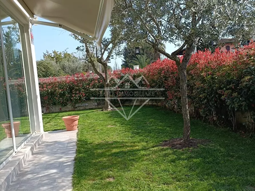 Immagine 15 di Villa in vendita  a Massa