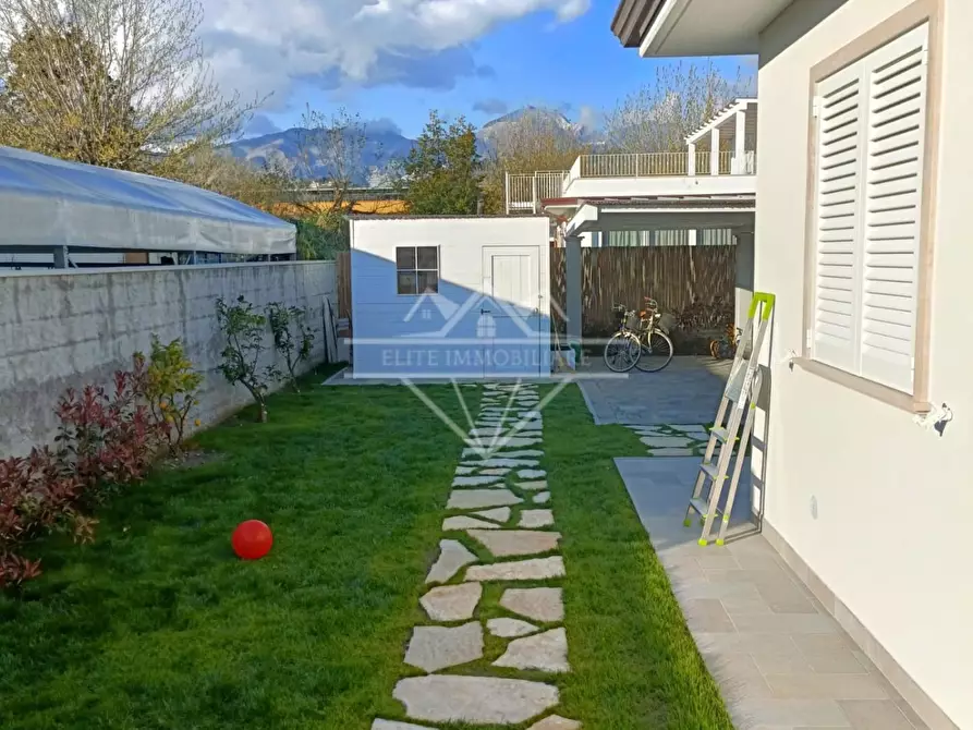Immagine 29 di Villa in vendita  a Massa