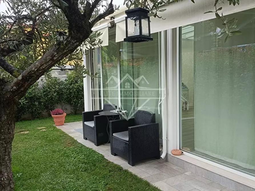 Immagine 13 di Villa in vendita  a Massa