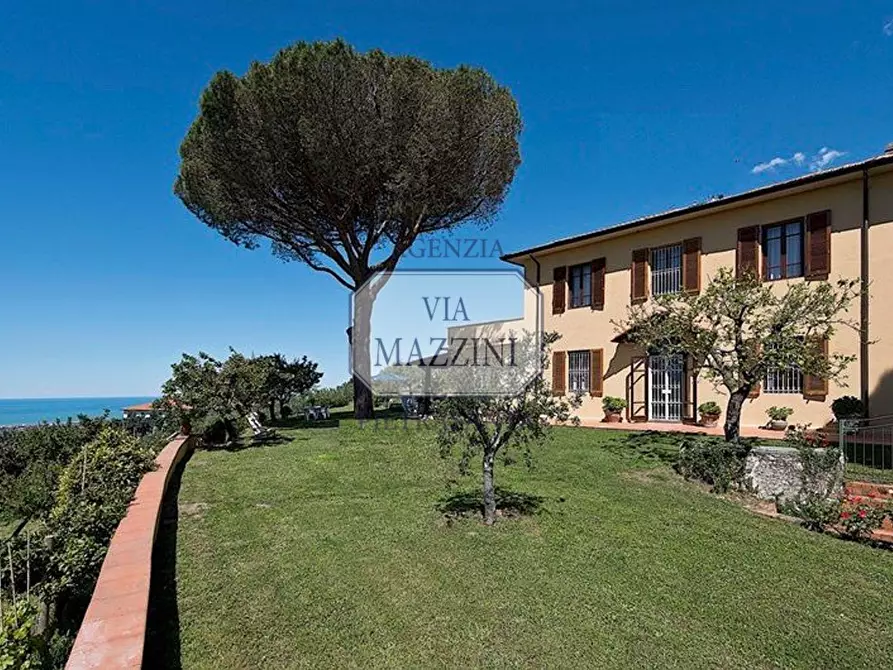 Immagine 10 di Villa in vendita  a Massarosa