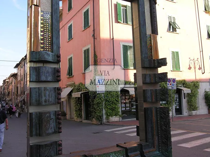 Immagine 11 di Locale commerciale in affitto  a Pietrasanta