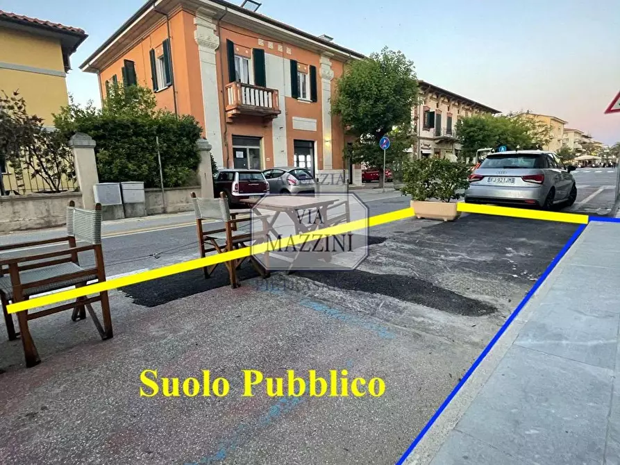 Immagine 2 di Locale commerciale in affitto  a Pietrasanta