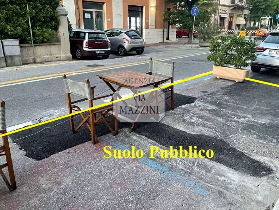 Immagine 7 di Locale commerciale in affitto  a Pietrasanta