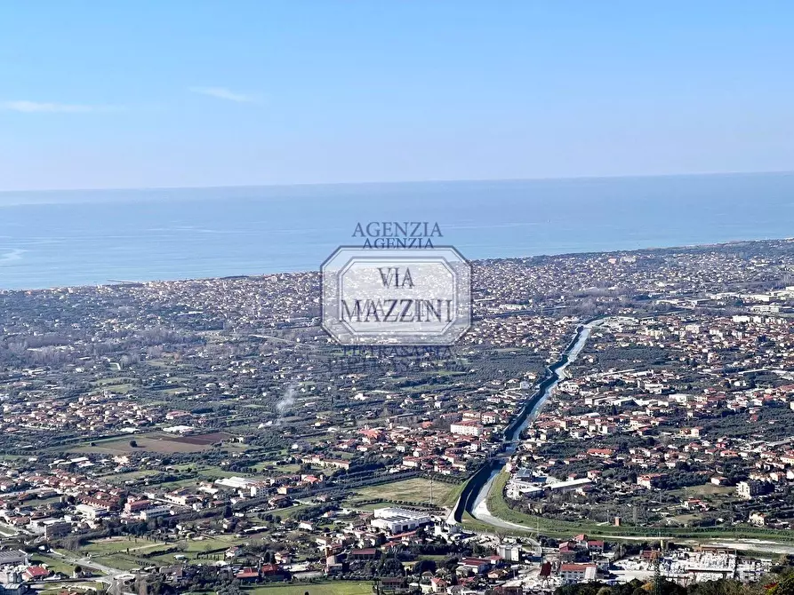 Immagine 20 di Casa colonica in vendita  a Pietrasanta