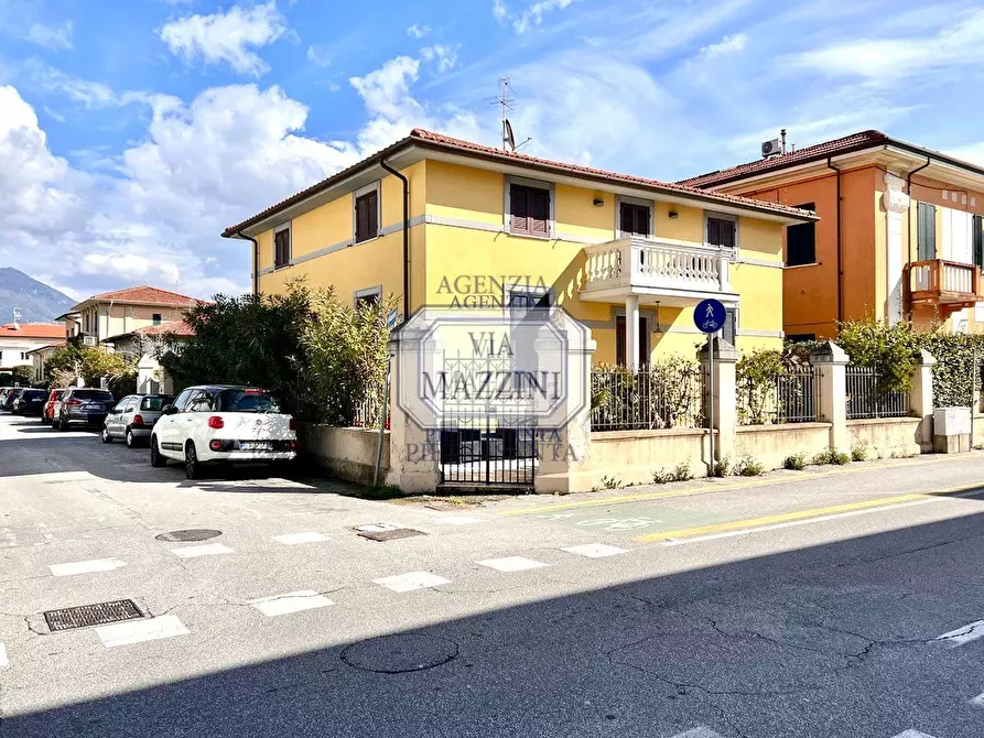 Immagine 2 di Villa in vendita  a Pietrasanta