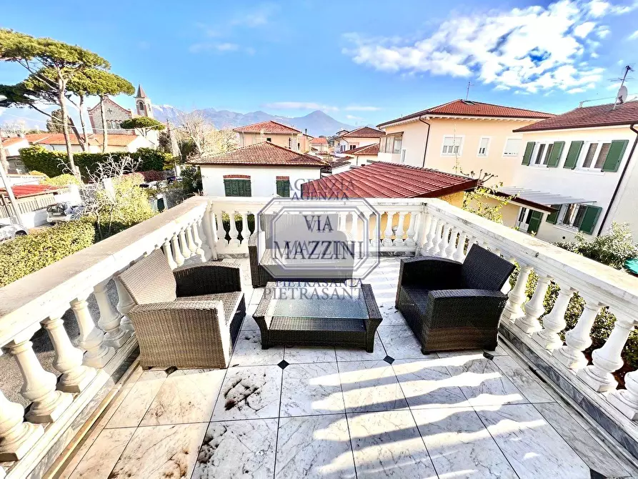 Immagine 11 di Villa in vendita  a Pietrasanta