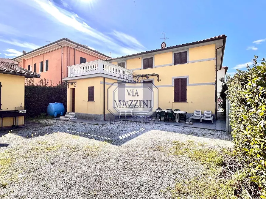 Immagine 3 di Villa in vendita  a Pietrasanta