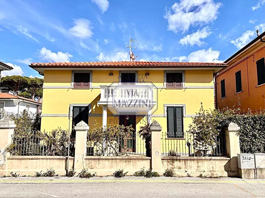 Immagine 1 di Villa in vendita  a Pietrasanta