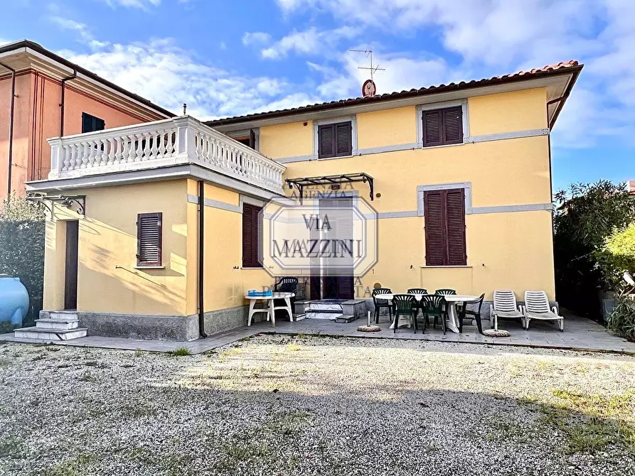 Immagine 5 di Villa in vendita  a Pietrasanta