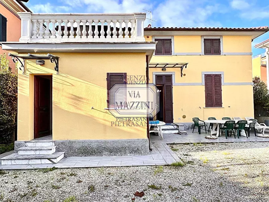 Immagine 8 di Villa in vendita  a Pietrasanta